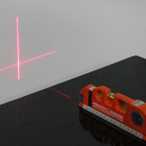 Nivel con Laser. cinta métrica y regla